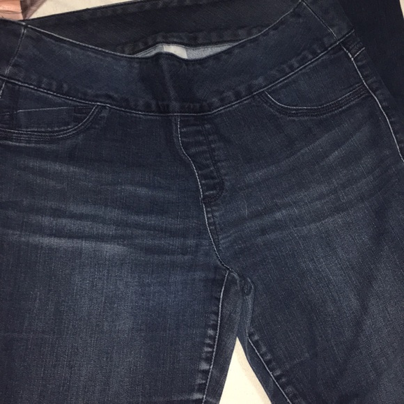 Dress Barn Pull-On Skinny Jeans. - Picture 3 of 3